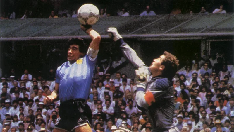 Diego Maradona với bàn thắng bị nghi ngờ gian lận